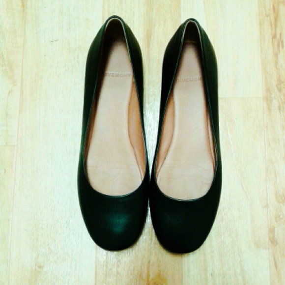 TIMELESS GIVENCHY BLACK LEATHER FLATS. GOLD DETAIL