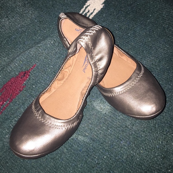 Lucky Brand flat slip on- silver