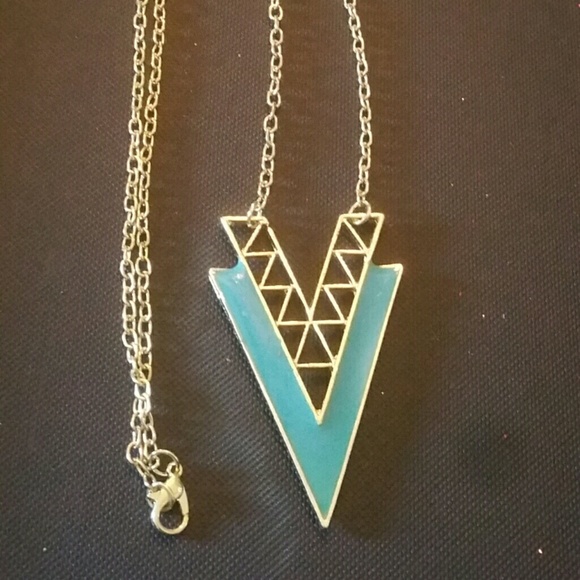 V STATEMENT long necklace brand new
