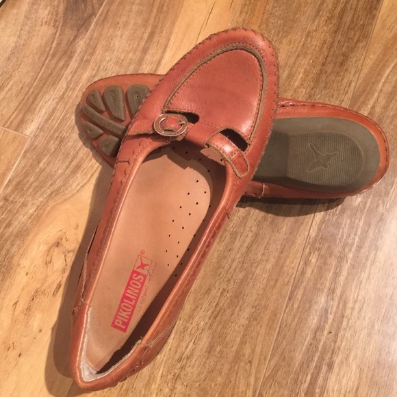 Pikolinos leather flats