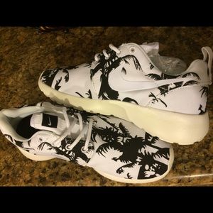 New black and white roshe woman size 6.5