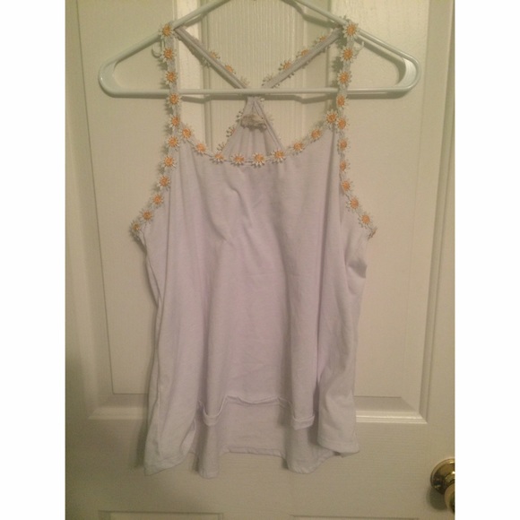 🔺TRADED🔺Embroidered daisy trim tank top!