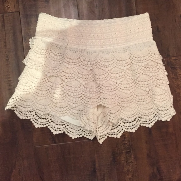 Crochet, stretchy cream shorts
