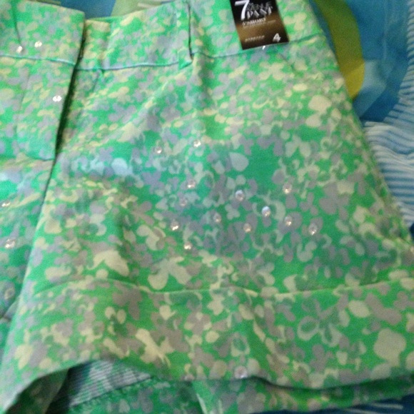 Shorts - Picture 2 of 3