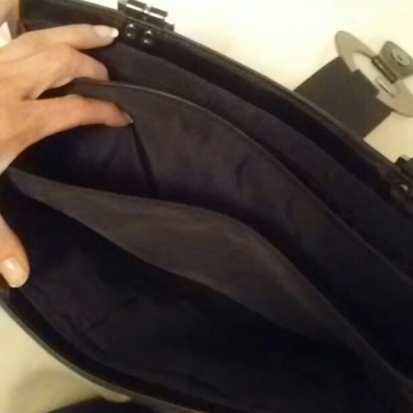 Guess purse - Picture 3 of 4