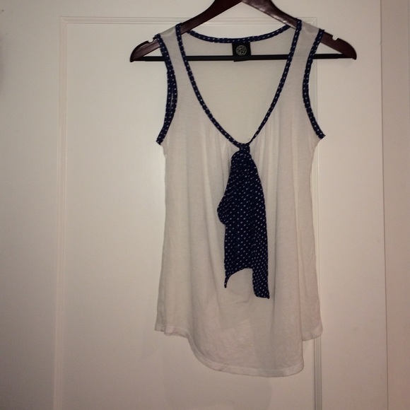 Adorable white & blue tank top 😍