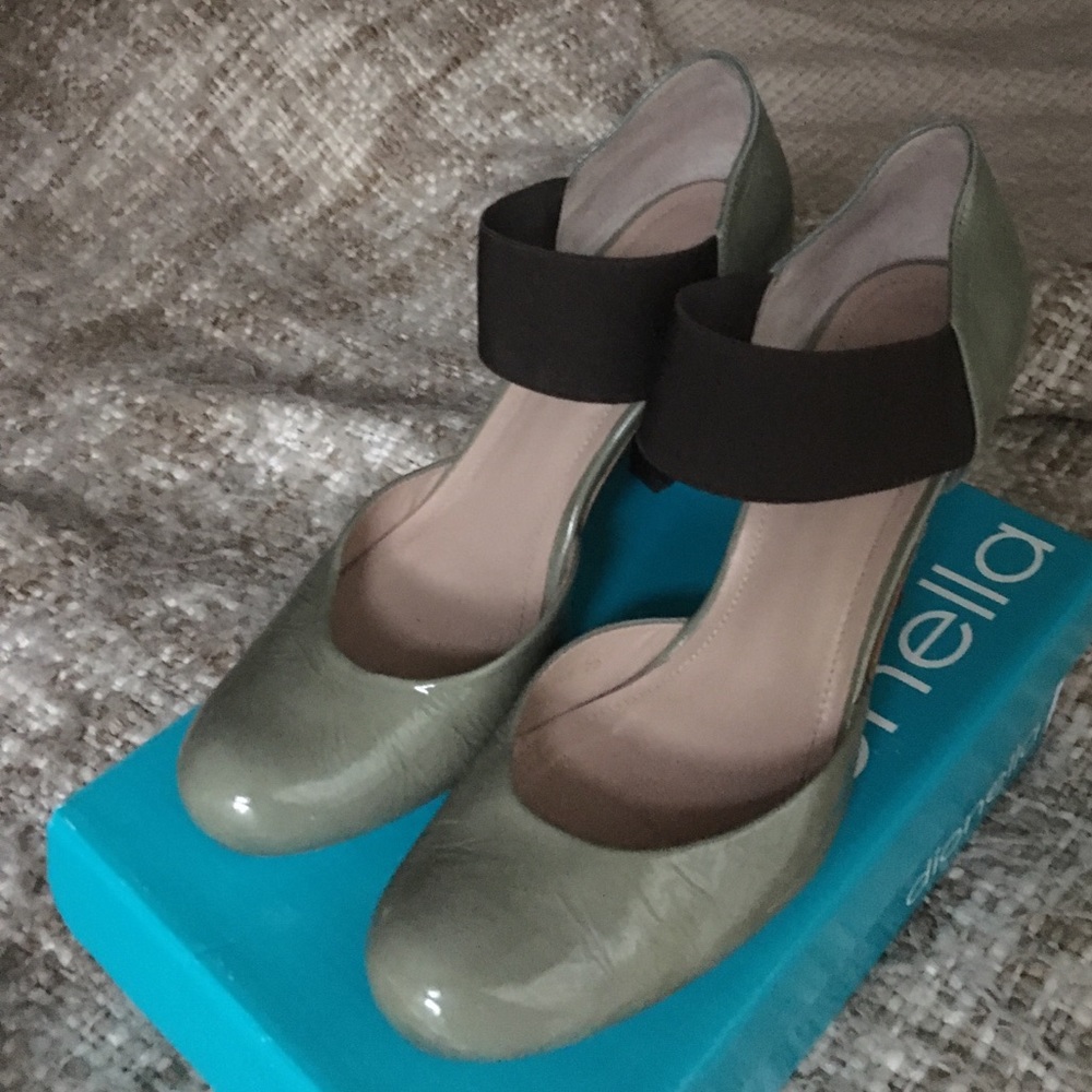 Jade green pumps with dark brown elastic strap