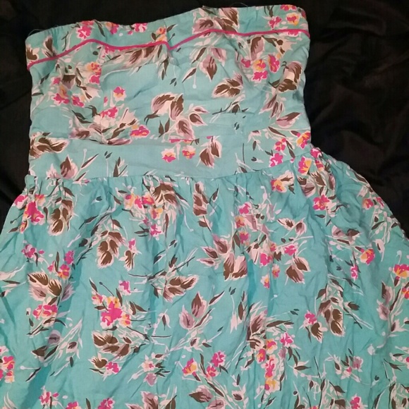 Beautiful strapless summer dress ??