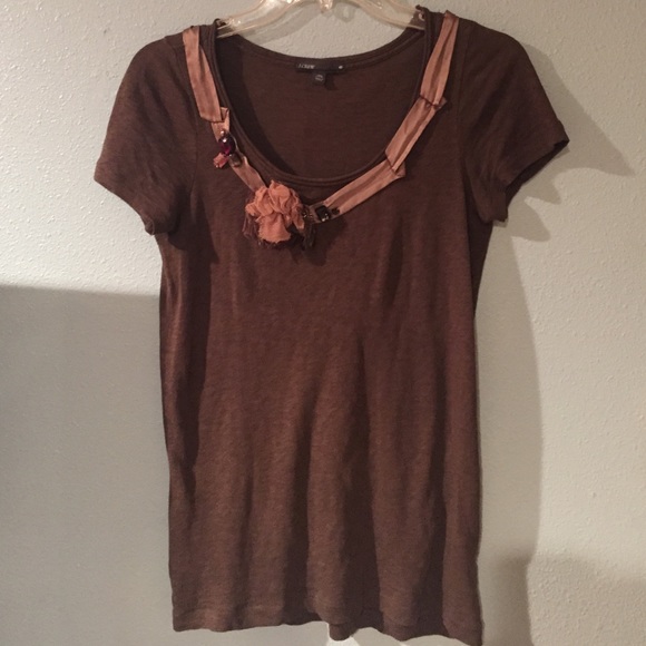 Beautiful olive-green top with a neckline design - Picture 1 of 3