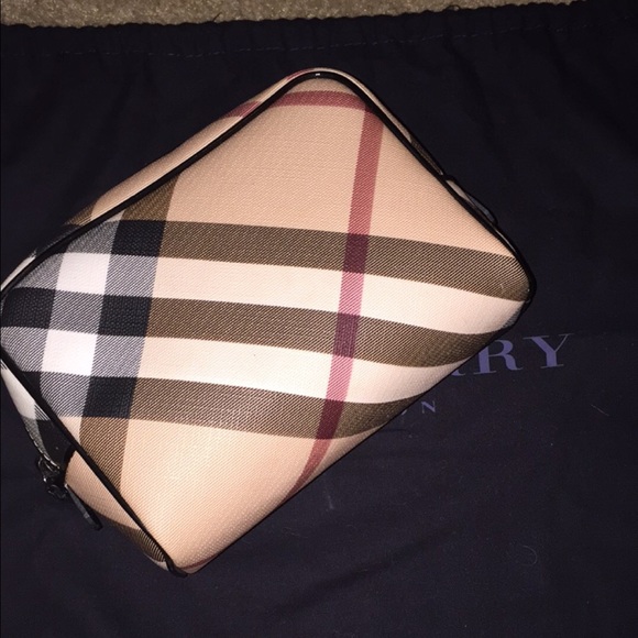 Burberry Handbags - Burberry Make up bag👝