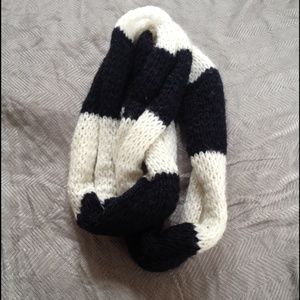 HOLLISTER KNITTED INFINITY SCARF