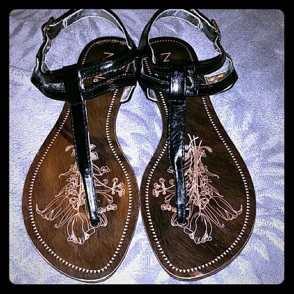 Novella sandals size 6