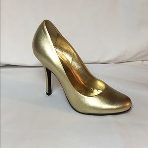 🚫SOLD🚫Gold Cathy Jean Pumps Leather Size 5