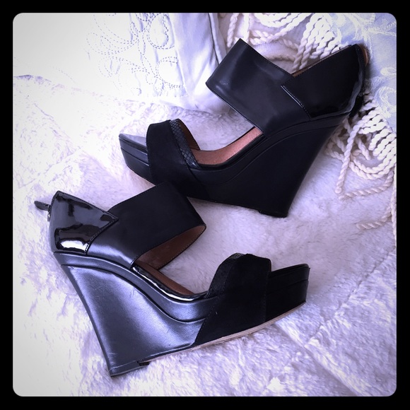 🚫SOLD🚫Aldo Black Patent Leather Wedges Size 8