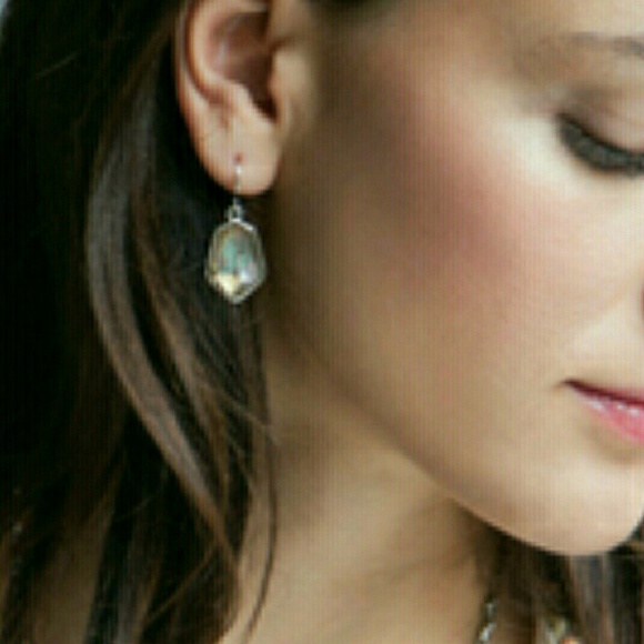💘NEW PRICE Ocean Lace Drop Earrings