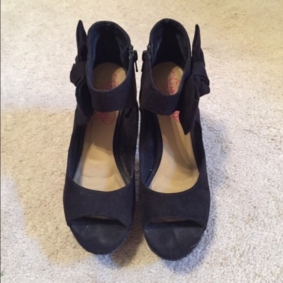 Black high heels with bows