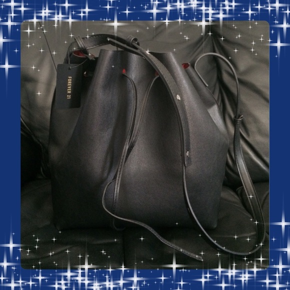 Forever 21 Handbags - 🎉CLEARANCE🎉F21 Bucket Bag with Pouch NWT