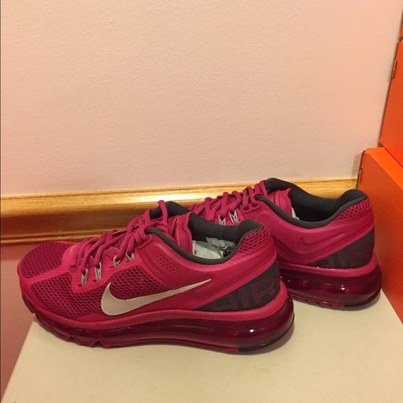 💥SOLD💥Women's Nike AirMax - Picture 2 of 3