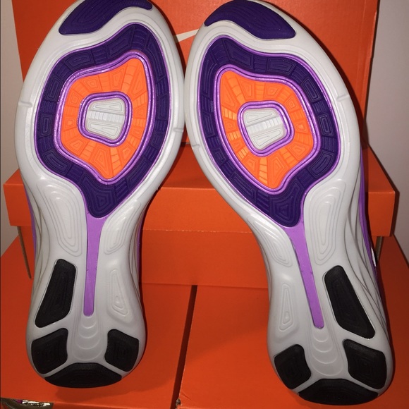 💥SOLD💥Women's Nike Flyknit - Picture 3 of 3