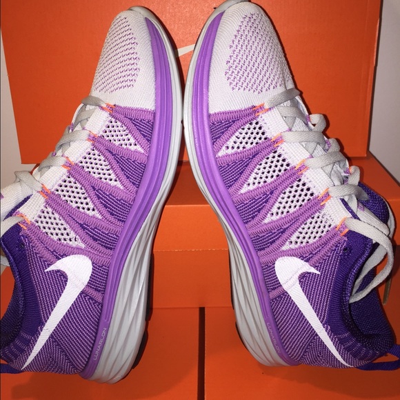 💥SOLD💥Women's Nike Flyknit - Picture 2 of 3