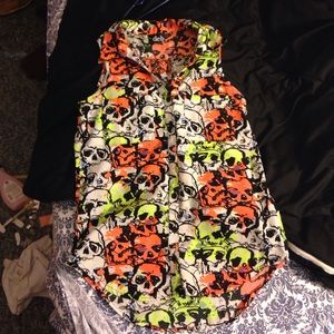 Sleeveless shirt with skulls