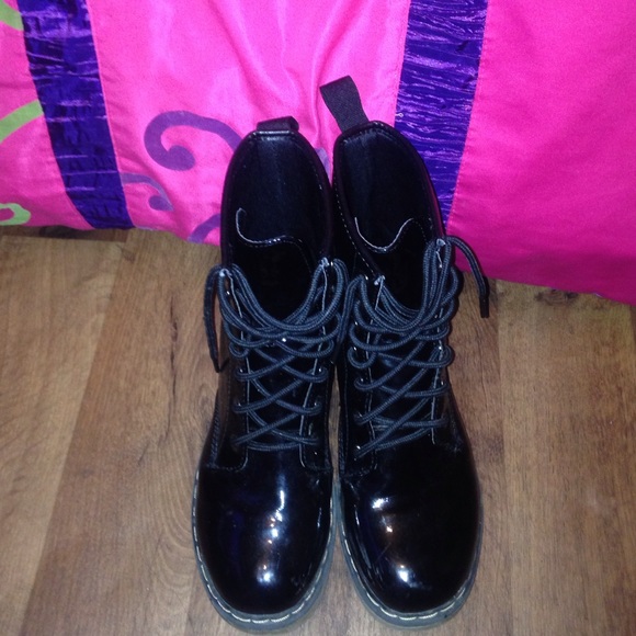 Glassy black 🌌😍 ( dr.martens look alike)