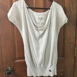 Cute off the shoulder top. Can be worn off and on.