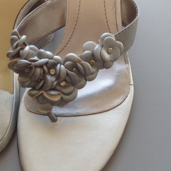 SALE Bandolino silver floral sandal 8 heel NWOT - Picture 3 of 4