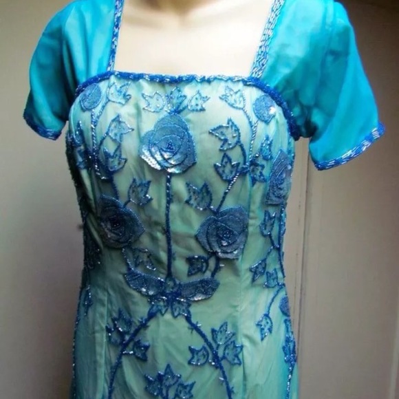 Beautiful dress - Picture 2 of 4