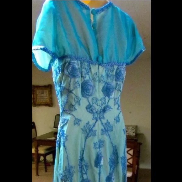 Beautiful dress - Picture 3 of 4