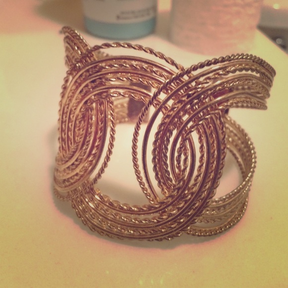 Gold Bracelet - Picture 1 of 3