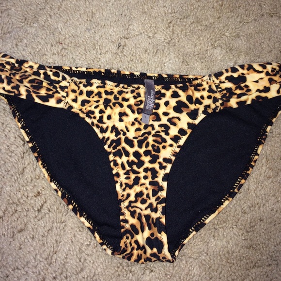 Cheetah print bottoms - Picture 1 of 3