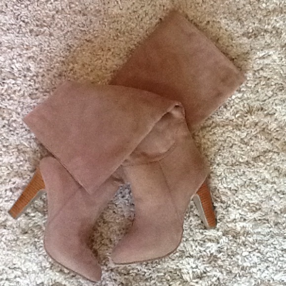 Never worn Dollhouse Embrace Boot size 7.5
