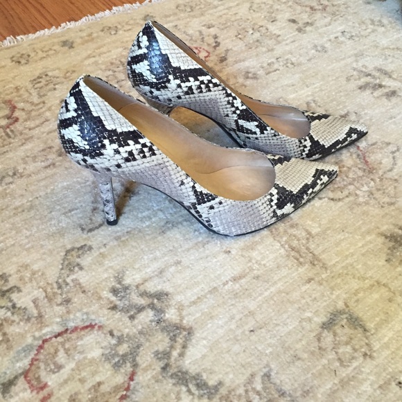 Sold!! Snake skin pumps!