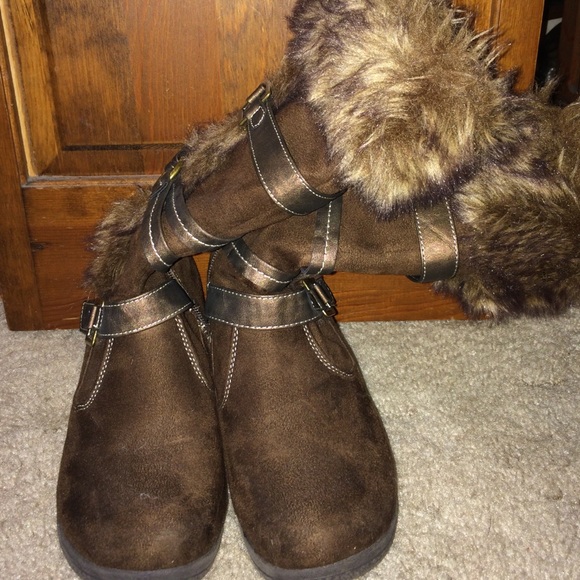 Furry boots - Picture 3 of 3