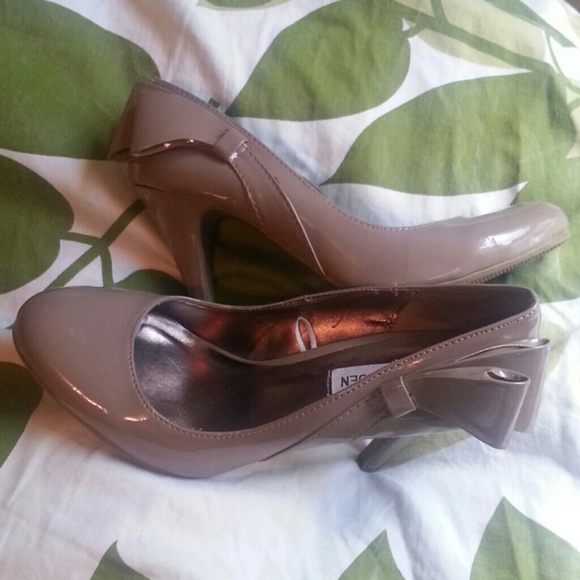 Nude pumps with side detail