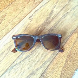 Tortoise shell Ray-Ban wayfarers