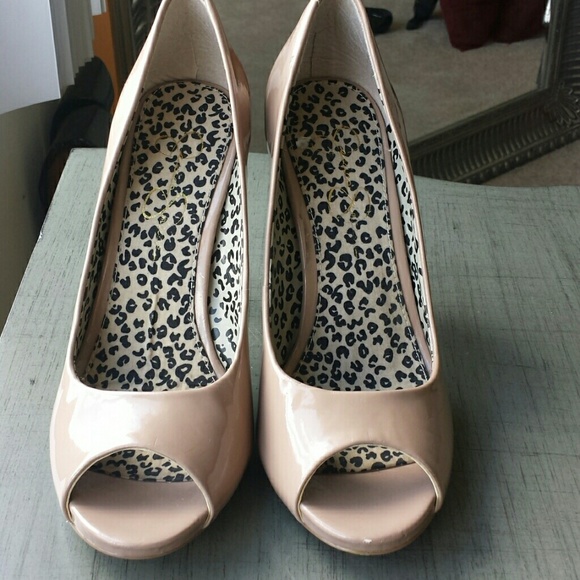 Chic Tan Heels - Picture 3 of 4