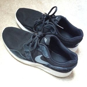 Women's nikes 9.5!