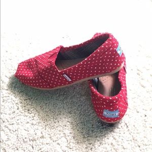 Red polka dot TOMS