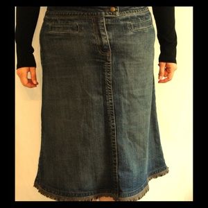 Knee-length jean skirt with fringe