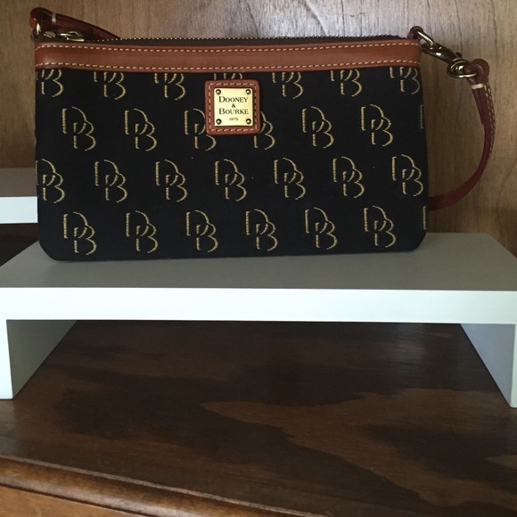 Dooney & Bourke shadow slim wristlet