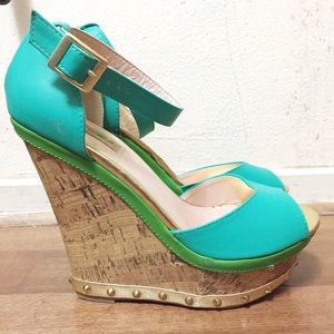 Very Good Condition; Turquoise platform wedges