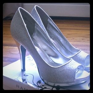 Glitter peep-toe pumps