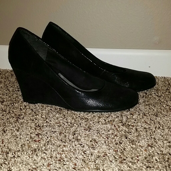 Black wedge shoes