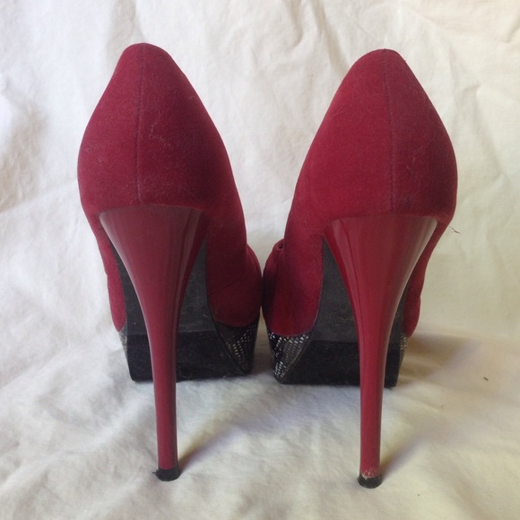 ✖️SOLD✖️ Red Pumps with Snakeskin Platform - Picture 2 of 3