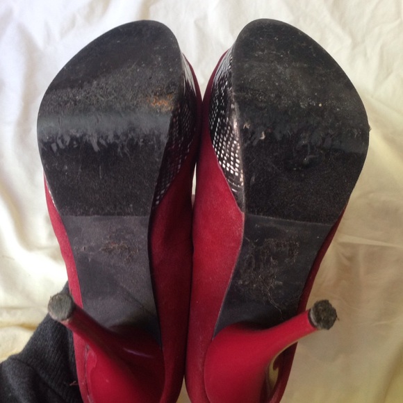 ✖️SOLD✖️ Red Pumps with Snakeskin Platform - Picture 3 of 3