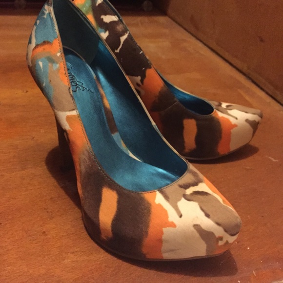 Watercolor platform pumps