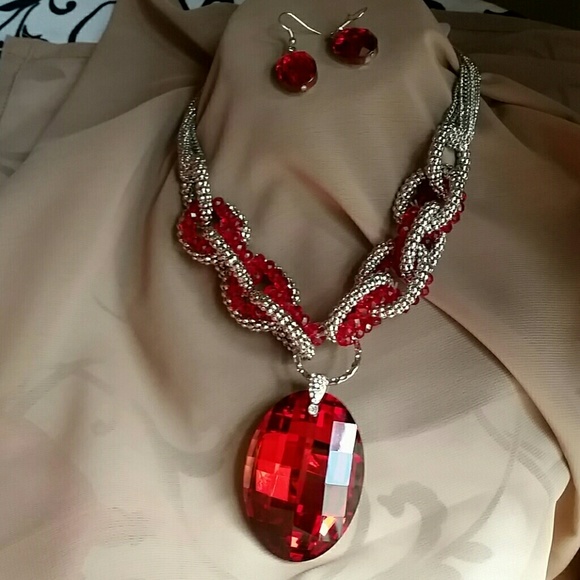 GORGEOU Necklace