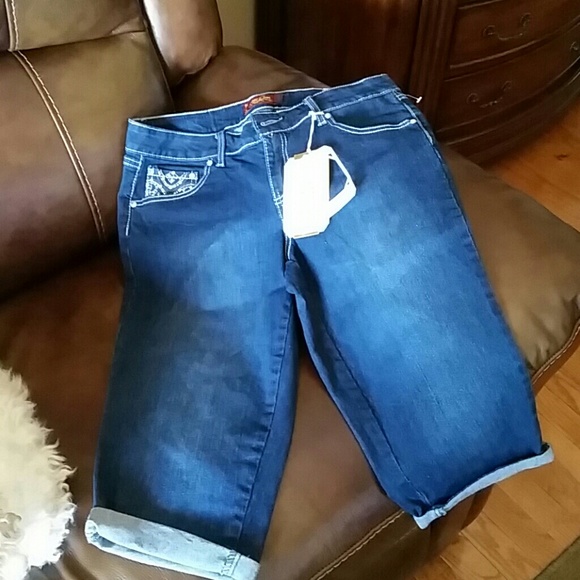 REDUCED BLUE JEAN CAPRI